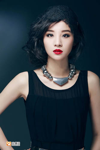 章龄之烈焰红唇性感写真 复古大气冷艳高贵
