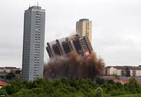 欧洲第一高居民楼爆破壮观景象