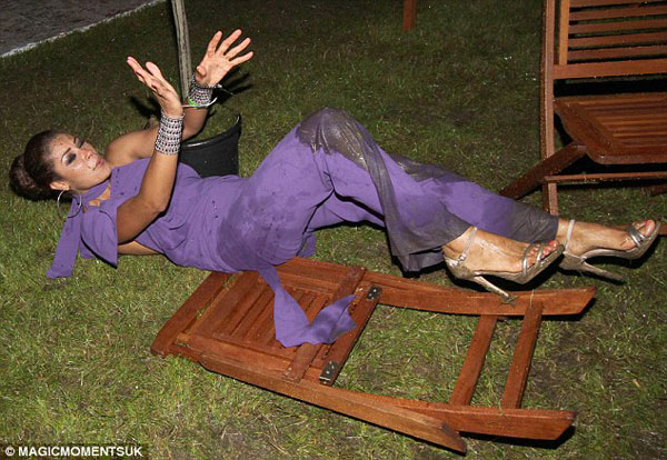 英女星马球场不慎摔跤 尴尬走光