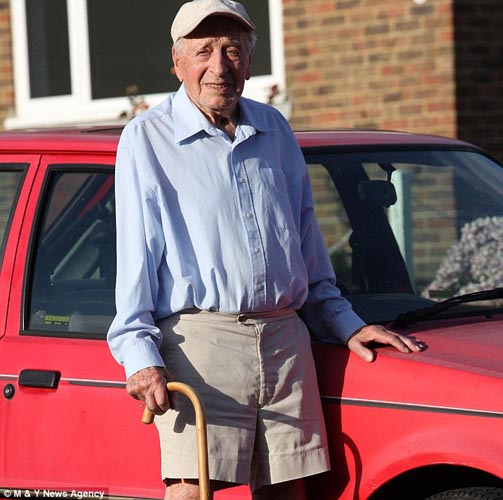 英国105岁司机开车88年零事故