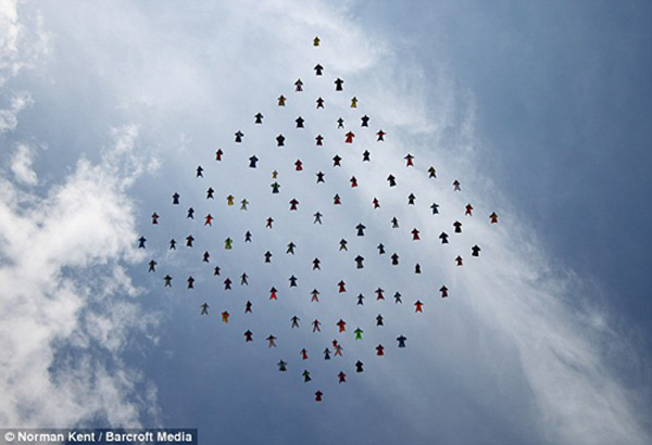 百人穿滑翔衣菱形队形跳伞创记录