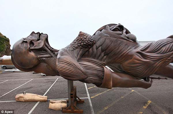 英国小镇设立赤裸孕妇雕像引争议