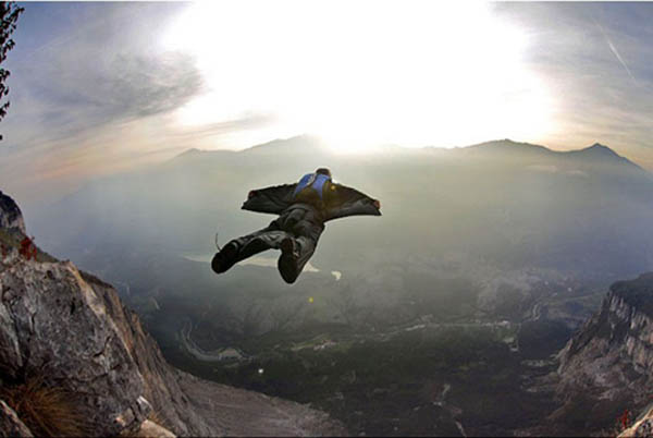 摄影师拍极限跳伞者自由坠落瞬间