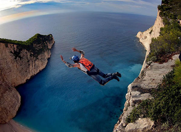 摄影师拍极限跳伞者自由坠落瞬间