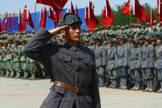 探班《建国大业》 "西苑机场阅兵"场景再现(2)