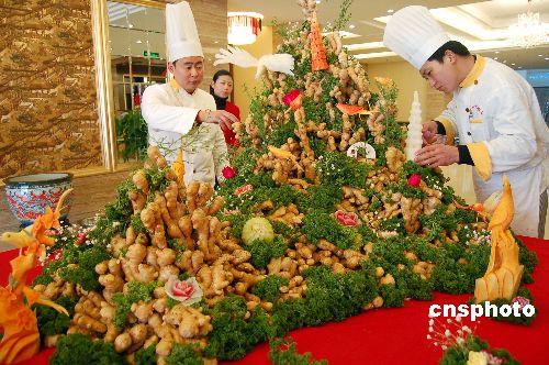 图2008块生姜堆成的一统姜山亮相安徽