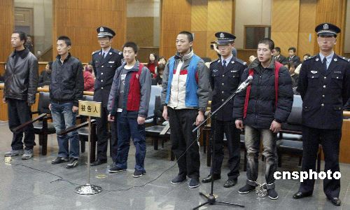 图:杀害城管队长李志强的嫌犯北京法庭受审