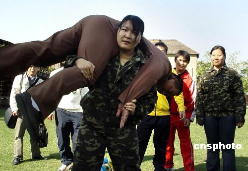 "女力士"保安员小洁轻而易举地将体重九十八公斤的男保安扛在肩头.