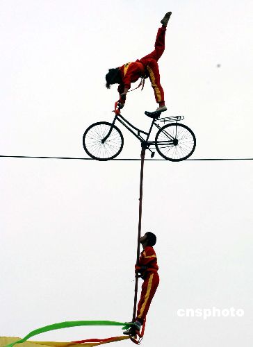 图:杂技艺人春节在福州上演走钢丝绝活
