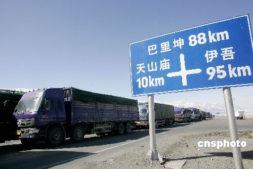 图百辆超载大货车封堵新疆s303省道