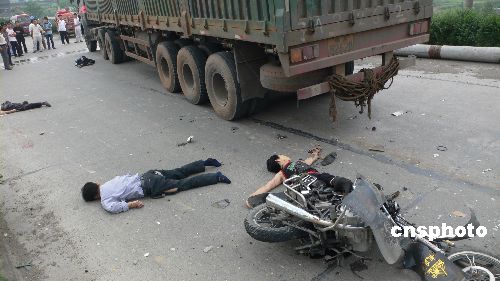图:湖南冷水江发生特大车祸4人死亡