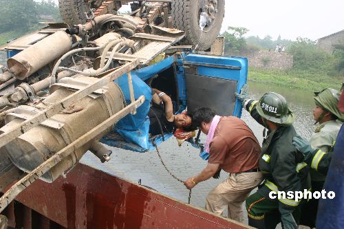 5月29日上午,安徽省庐江县石头镇货运码头,一辆大货车翻入河边的船舱