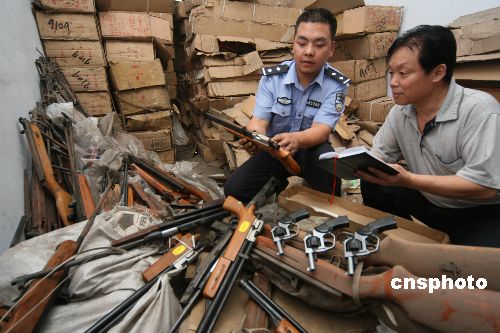 许昌某公司清理废弃仓库发现枪支主动上缴(图)