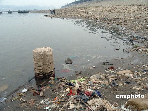 图长江湖北宜昌段枯水江滩垃圾显露刺眼
