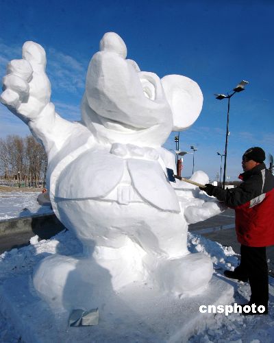 图为雕刻金鼠迎春.图为雪雕作品笑脸迎奥运.