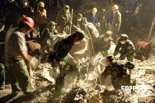 图:北川中学发现多个遇难中学生遗体