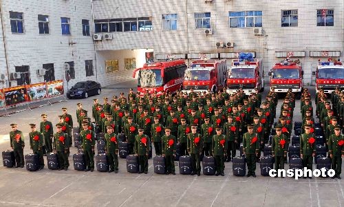 图:洛阳武警消防支队欢送退伍老兵