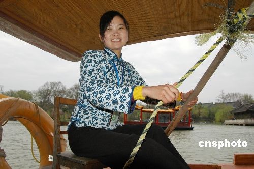 图:大学生瘦西湖上当"船娘"