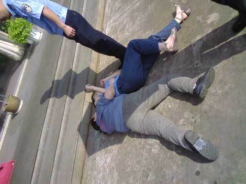 图:怀孕女工称遭公司女经理脚踢肚子