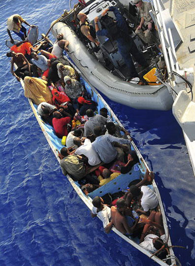 图:美导弹巡洋舰救助索马里偷渡人员