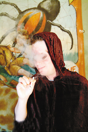 图:美国独眼男子用眼眶抽烟喝酒