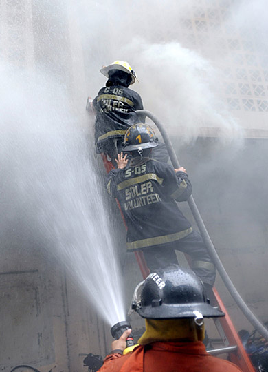 图:菲律宾马尼拉一商业区发生火灾