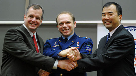 图国际空间站第22长期考察组成员亮相