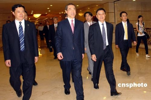图:唐英年率香港工商界代表团访问广东江门