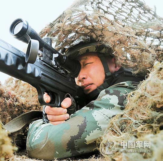 图武警特战队员进行狙击瞄准训练