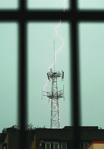 四川南充电闪雷鸣 网友抓拍闪电"缠"铁塔