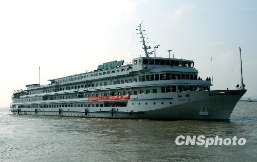 长江中下游首条豪华游船"仙妮"号抵达扬州