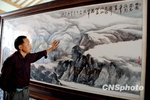 图巨幅釉下青花瓷板沁园春雪亮相婺源