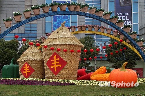 2月4日,新年将至,以"五谷丰登"造型搭成的景观扮靓