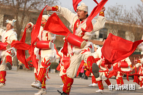 图:山西农家百虎迎春腰鼓队敲出内心的喜悦