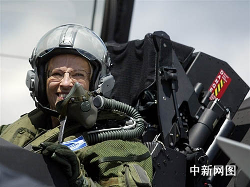 图法美女国防部长当上飞行员