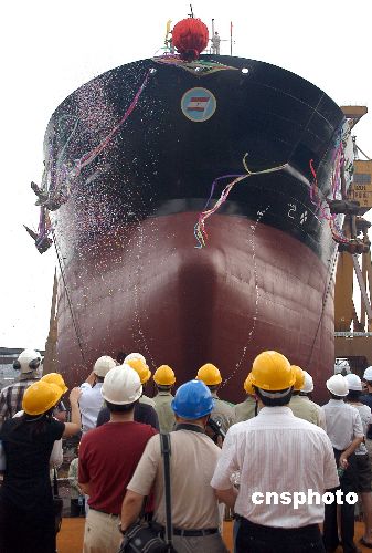 图我国首艘大吨位冰区加强型油船顺利下水