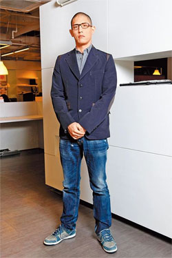 蒋友柏遵从家规不碰政治进商界 员工赞其能弯腰