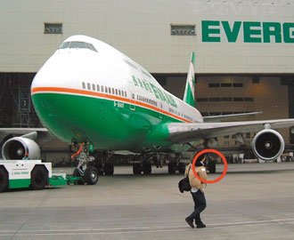 长荣航空br-701班机,昨晚降落桃园机场南跑道时,左侧两个起落架,外侧