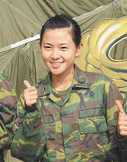 组图:台军"神龙小组"高空跳伞 女兵引瞩目(2)