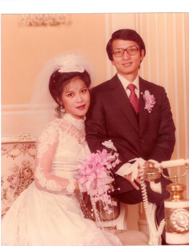 管碧玲(左)在感性纪念与丈夫许阳明(右)结婚28周年纪念日.