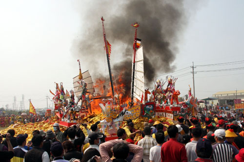台南佳里金唐殿烧王船绕行2公里场面壮观