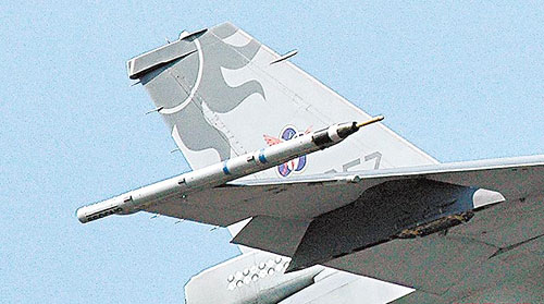 台军战机太阳图腾涂黑少数民族民众称不祥