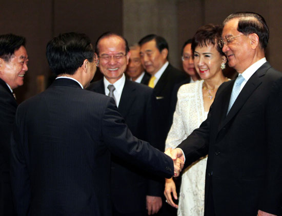 组图连战宴请蒋巨峰一行双方互赠礼物