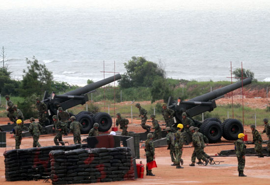 组图:台军在金门进行重炮射击演训(3)