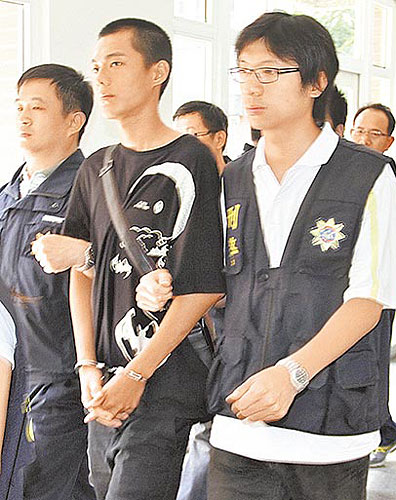 台湾黑帮堂主入伍自夸火力比部队强图