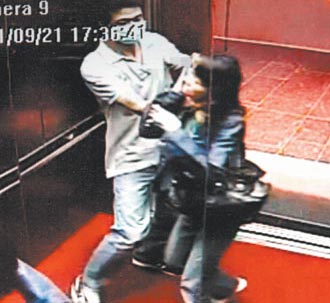 ��������������̨���и�¥�ڵ��ݻӵ���Ů�ѣ�ͼ��