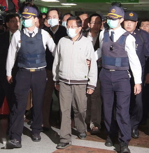 组图:陈水扁赴监狱外戒护就医 儿子陈致中陪同(4)