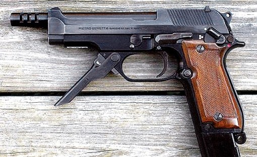 台湾警员上酒吧与男子冲突 遭扫射12枪死亡(图)