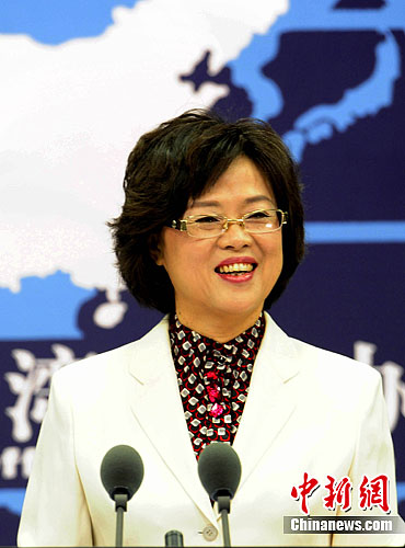 新闻发言人范丽青回答记者提问.中新社发 张勤 摄