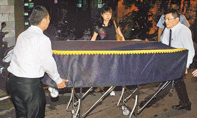 痴情男于乃伟因自责一年前出车祸导致女友身亡,昨在浴室烧炭身亡.